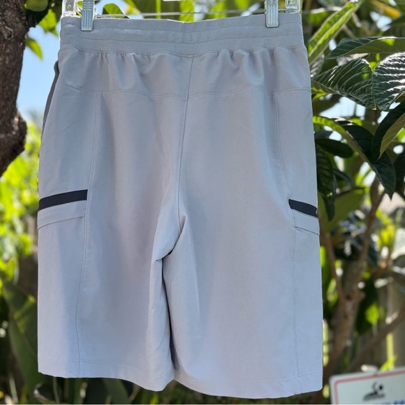 Under Armour Gray Elite Cargo Active Shorts Size Medium - Picture 4 of 7